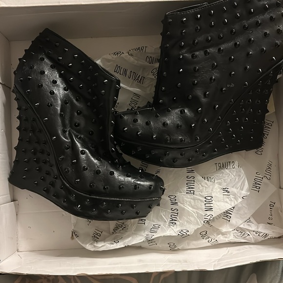 Spiked wedge booties. Genuine leather - Picture 2 of 3